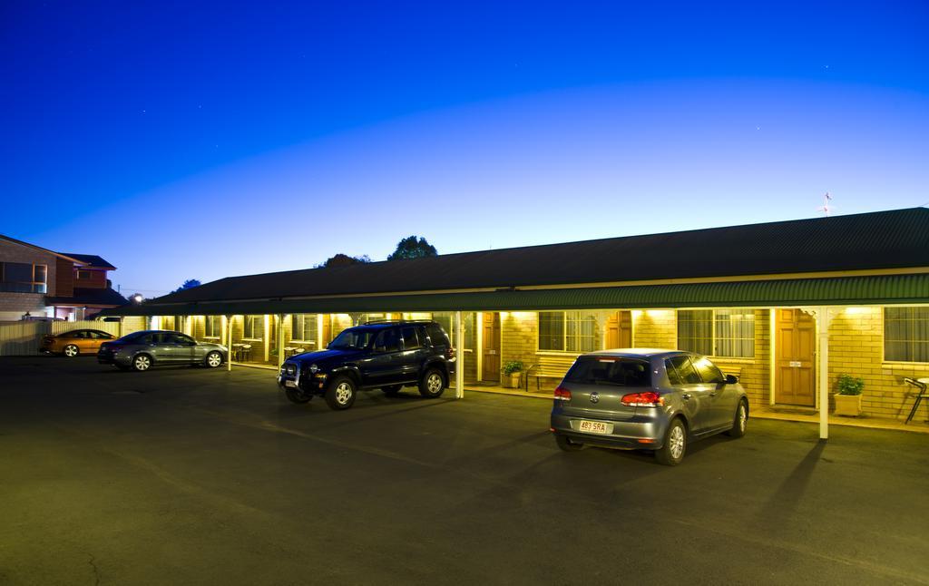 Starlight Motor Inn Рома Екстериор снимка