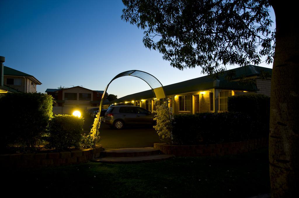 Starlight Motor Inn Рома Екстериор снимка