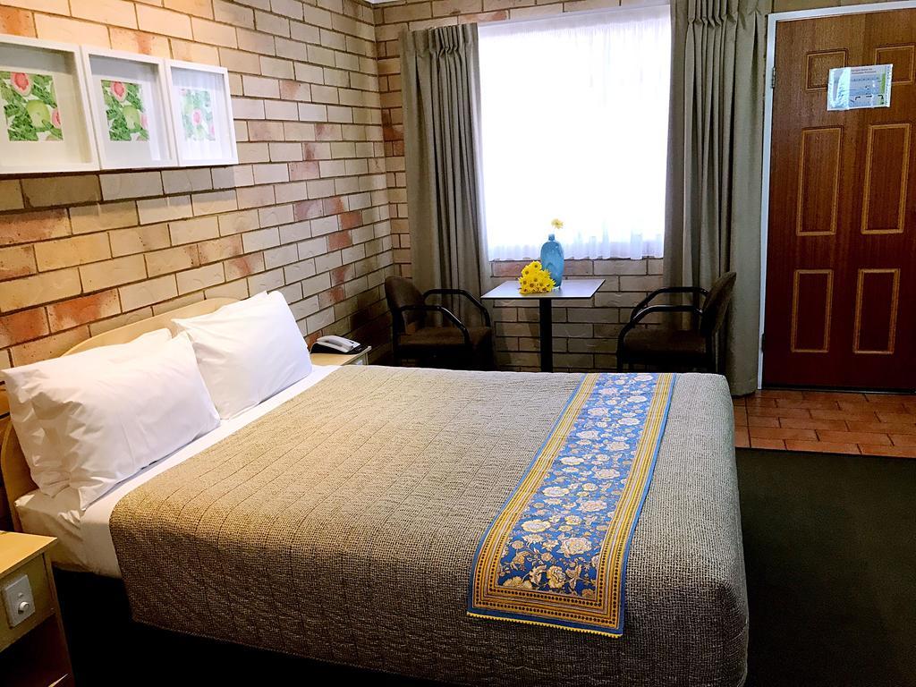 Starlight Motor Inn Рома Екстериор снимка