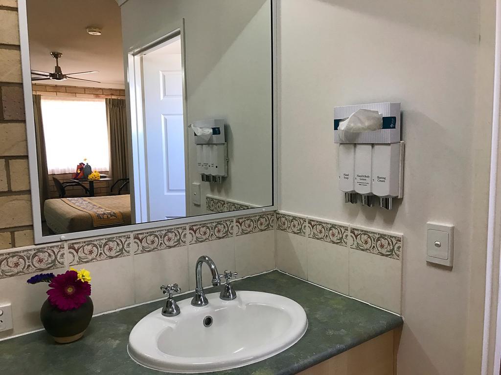 Starlight Motor Inn Рома Екстериор снимка