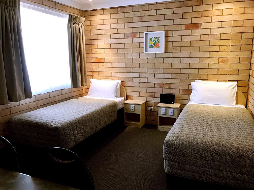Starlight Motor Inn Рома Екстериор снимка