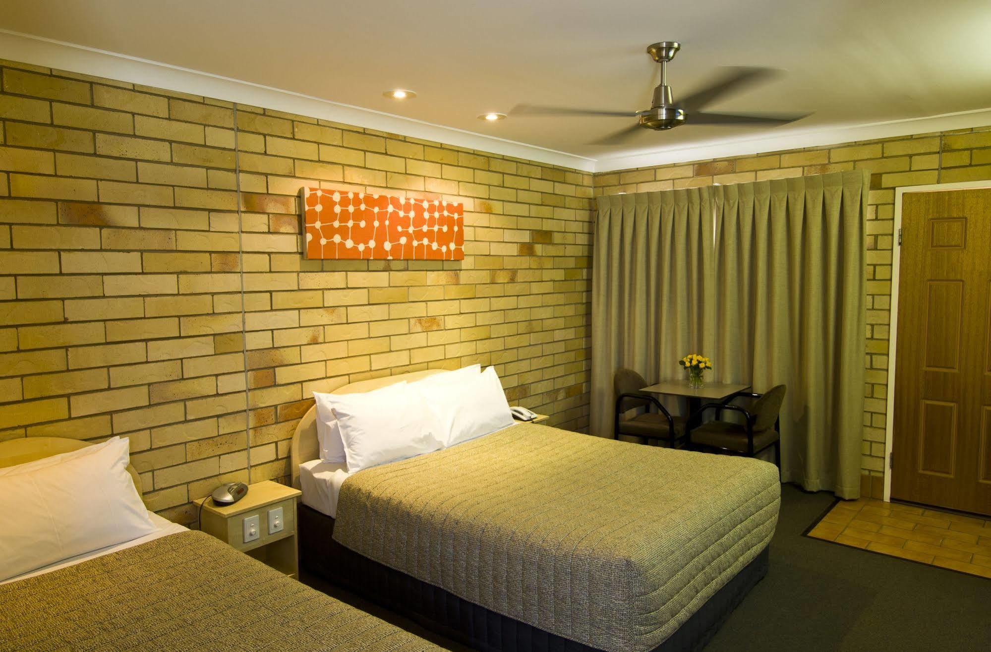 Starlight Motor Inn Рома Екстериор снимка